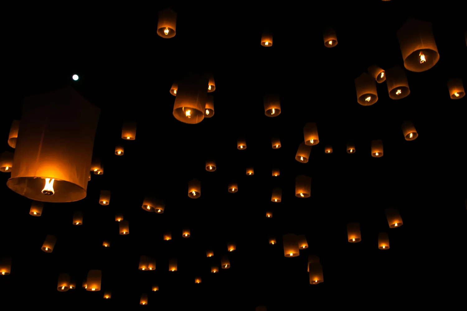 Lanterns Over the Ping River Bring Chiang Mai Together